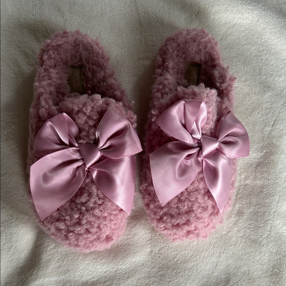 NWOT UGG Pink Fuzzy Slippers with bows